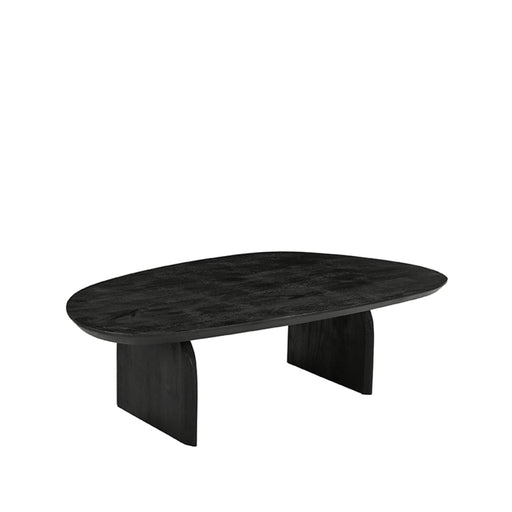 Zwarte LABEL51 Cooper salontafel van mangohout met een organisch gevormd blad van 135 cm op robuuste poten.
