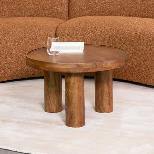 Ronde salontafel Elly van LABEL51 in nature smooth mangohout met drie robuuste poten, 60 cm diameter.