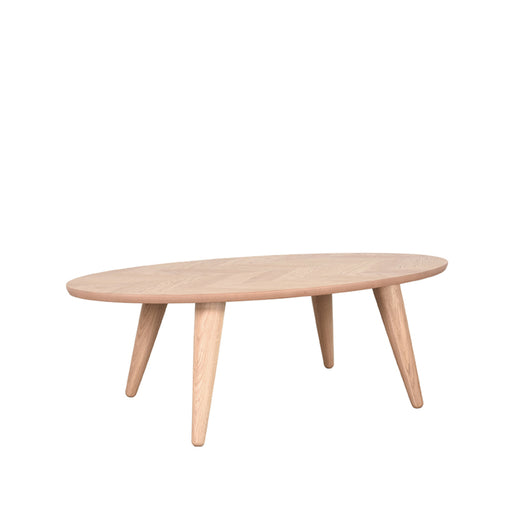 Ovale LABEL51 salontafel Ines van naturel eikenhout met een visgraatpatroon en vier schuine houten poten.
