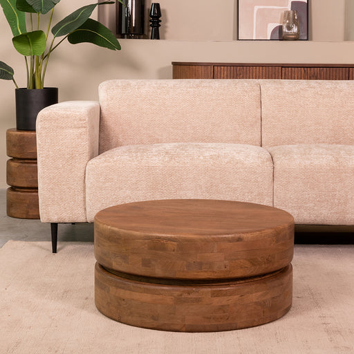 Ronde LABEL51 Milly salontafel van nature smooth mangohout met een diameter van 70 cm in een modern interieur.
