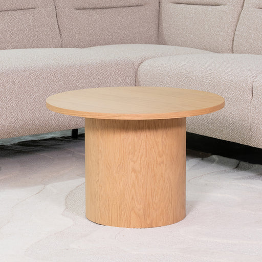 LABEL51 ronde salontafel Oliva van 60 cm in naturel eikenhout met een modern cilindervormig onderstel.