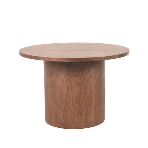 LABEL51 Oliva ronde salontafel van 60 cm in warm walnoot eikenhout met een robuuste cilindervormige voet.