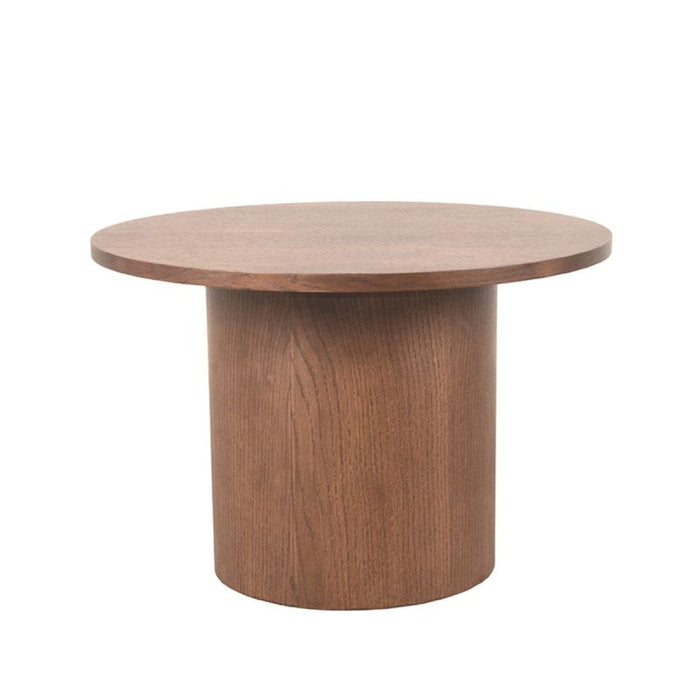 LABEL51 Oliva ronde salontafel van 60 cm in warm walnoot eikenhout met een robuuste cilindervormige voet.