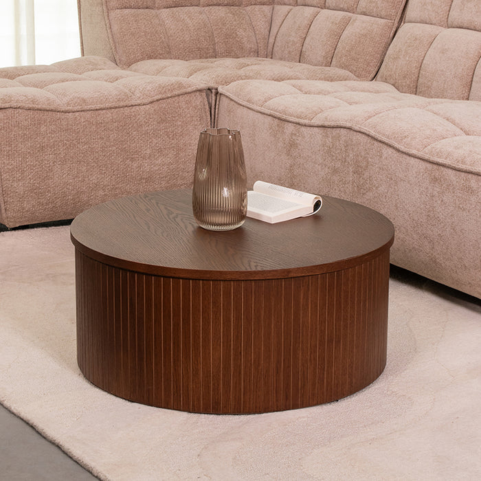 Ronde LABEL51 salontafel Oliva van 70 cm in walnoothout met een geribbelde voet en modern design.
