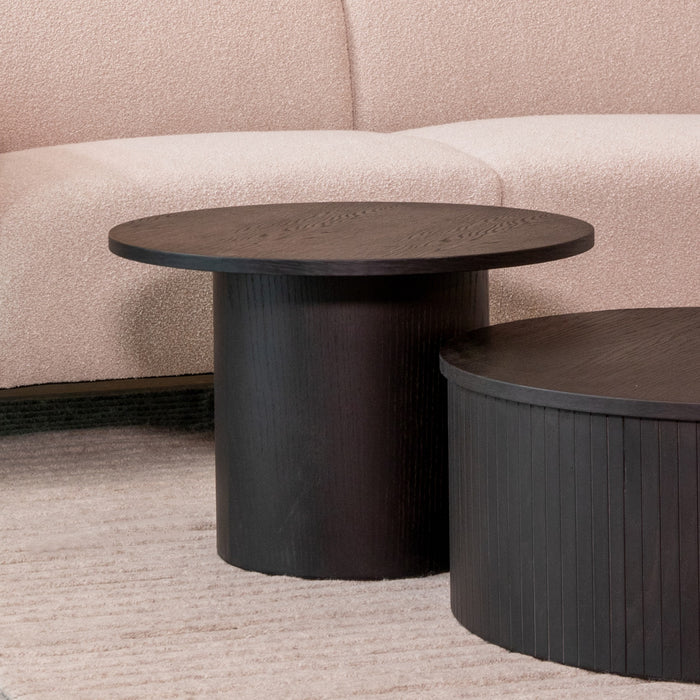 Ronde zwarte salontafel Oliva van eikenhout met een cilindervormig onderstel voor een modern interieur.