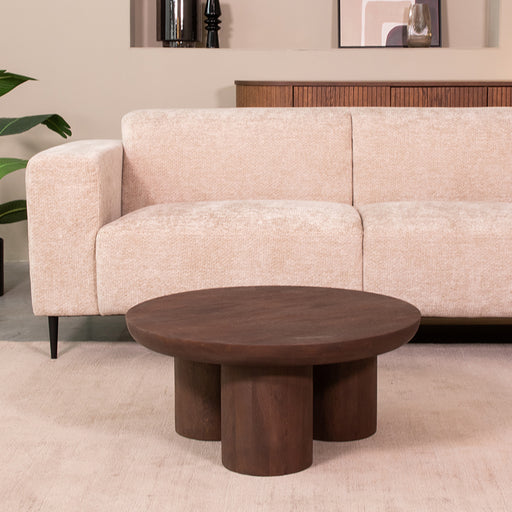 Ronde LABEL51 salontafel Olly van espresso mangohout met drie robuuste poten, 90 cm diameter.