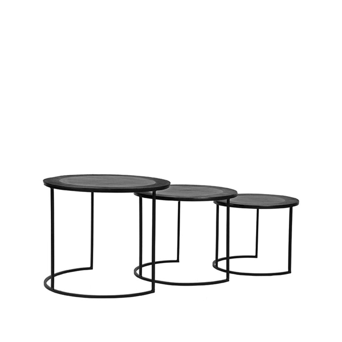 LABEL51 Tres salontafelset van zwart metaal met drie ronde tafels in verschillende hoogtes.