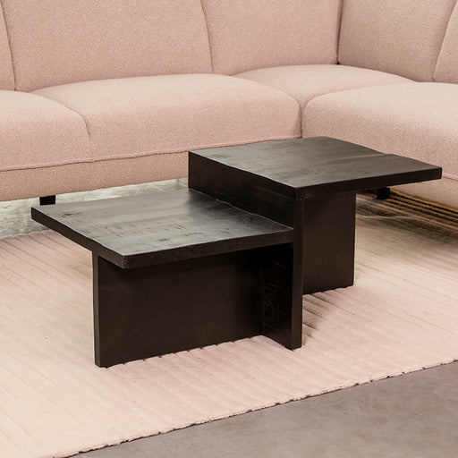 LABEL51 Skip salontafel van zwart mangohout met een getrapt, modern design in een woonkameropstelling.