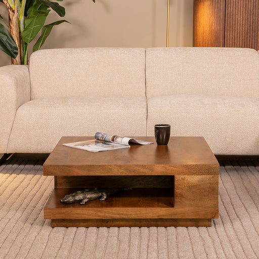 Vierkante LABEL51 salontafel van nature smooth mangohout, 80x80x30 cm met open opbergvak voor een modern interieur.