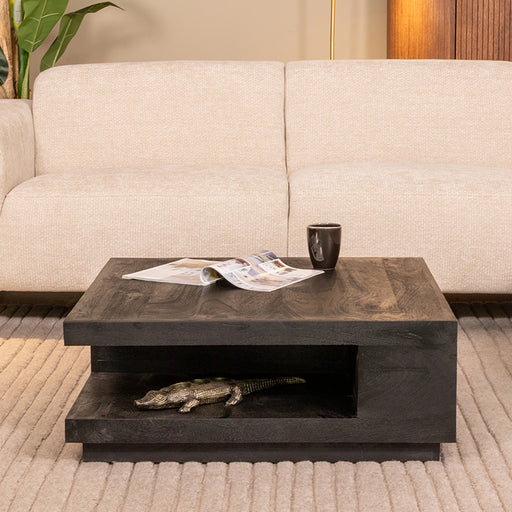 Vierkante LABEL51 salontafel van zwart mangohout, 80x80x30 cm met open opbergvak in een modern interieur.