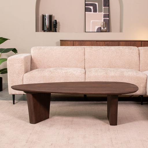 LABEL51 Wow salontafel van espresso mangohout met organisch gevormd blad, 135x75x35 cm in een modern interieur.