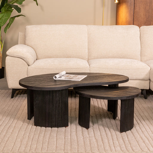 LABEL51 Timon salontafelset van zwart mangohout met organisch gevormde bladen en geribbelde poten voor een modern interieur.