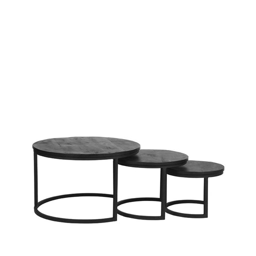 Drie zwarte ronde salontafels van mangohout met metalen frames in verschillende formaten.