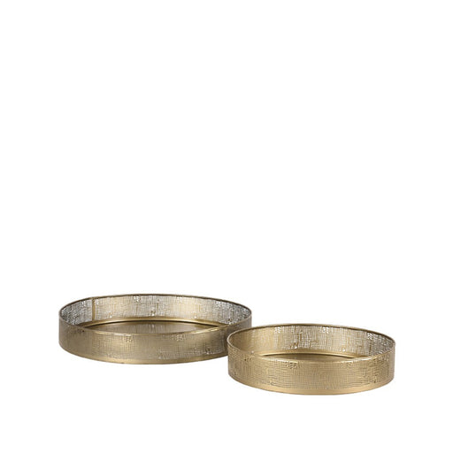 Set van twee ronde metalen dienbladen in antiek goud met een opengewerkte rand en handvatten.