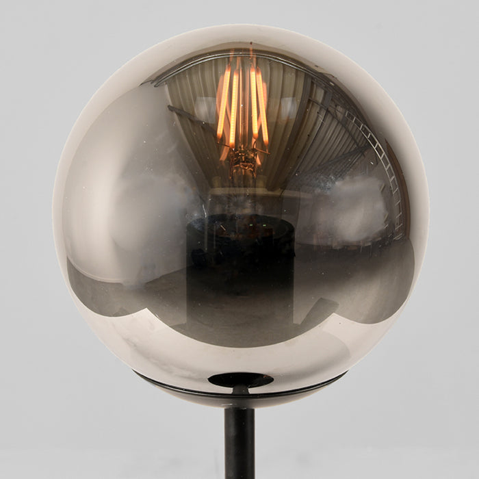 LABEL51 Fumo tafellamp met bolvormig smoke glas en zichtbare filament lichtbron op een zwarte voet.
