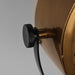 Detail van de kantelbare LABEL51 Muse tafellamp in antiek goud metaal met zwarte verstelknop.