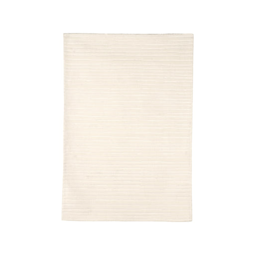 Ivoorwollen vloerkleed Luxy van 160x230 cm met een laagpolige structuur en een gestanst horizontaal banenpatroon.
