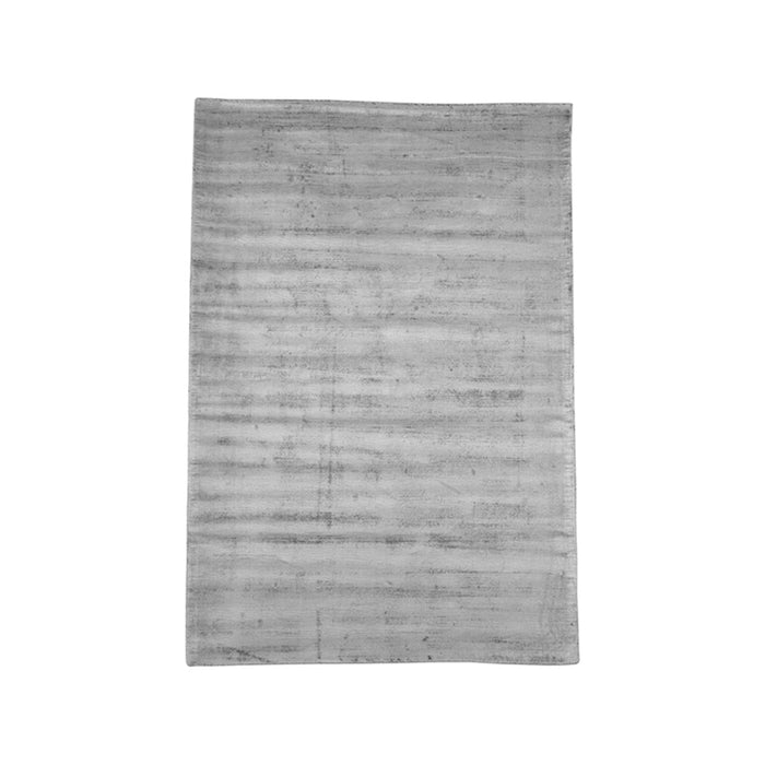 Grijs LABEL51 Velvy vloerkleed van 160x230 cm met een glanzende, fluweelachtige viscose textuur en kleurverloop.