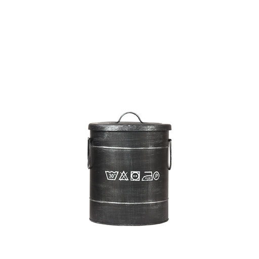 LABEL51 ronde wasmand van antiek zwart metaal met deksel, handgrepen en industriële wasvoorschrift-opdruk, 26x26x33 cm.