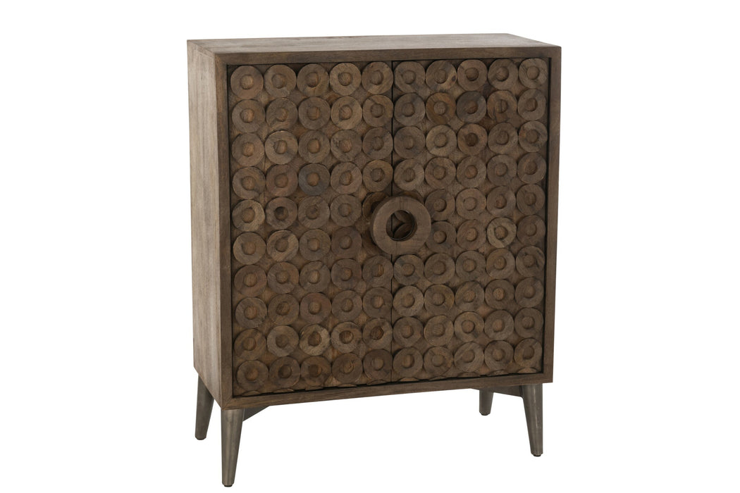 Bruine opbergkast van mangohout met decoratief cirkelpatroon op de deuren, 45x90x113 cm.