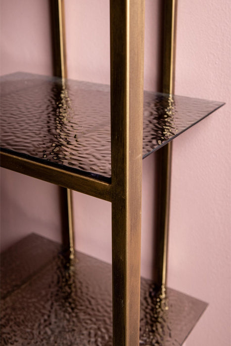 Goudkleurige metalen opbergkast Ilya van PTMD met planken van getextureerd rookglas.