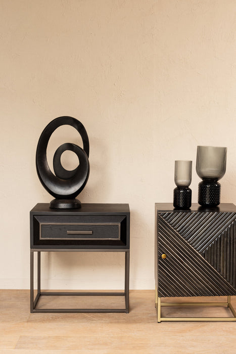 Zwarte ijzeren opbergkast Lixly van PTMD met een modern design en strak metalen frame in een sfeervol interieur.