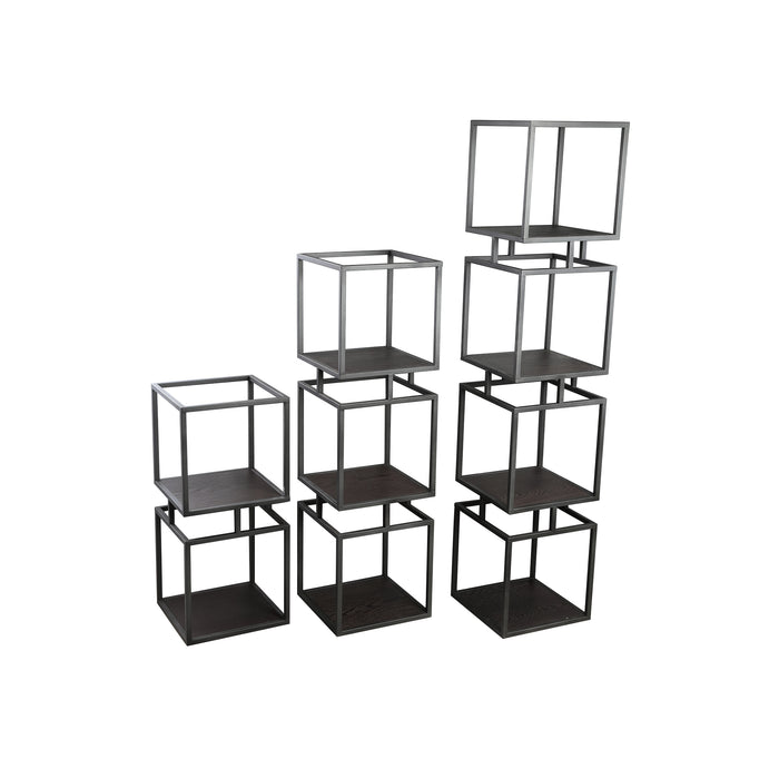 Zwarte PTMD opbergkast Nanci van ijzer met een open kubusvormig design in een trapvormige opstelling.