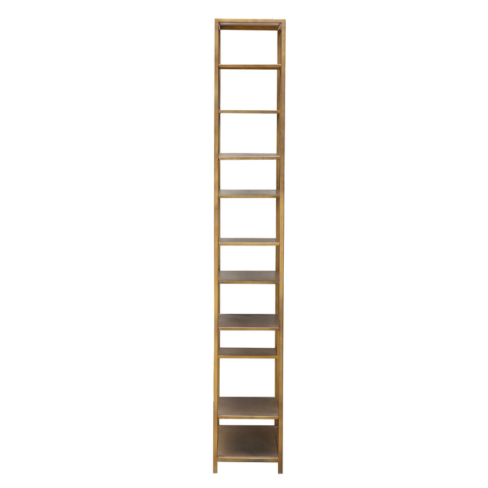 Slanke goudkleurige ijzeren vakkenkast van 30x60x195 cm met meerdere open schappen voor stijlvolle opbergruimte.