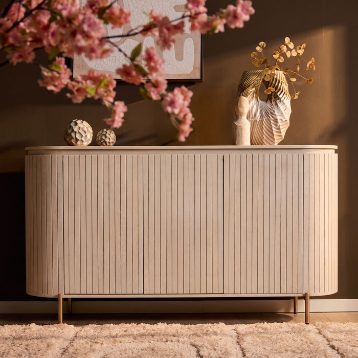 Dressoir Solana Zand Mangohout 165 cm, sfeerfoto in de woonkamer