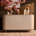 Dressoir Solana Zand Mangohout 165 cm, sfeerfoto in de woonkamer
