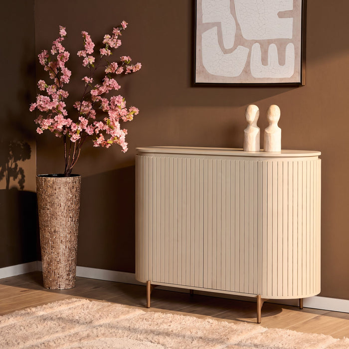 Solana zandkleurige mangohouten kabinetkast van 115 cm met twee deuren en metalen poten in een sfeervol interieur.