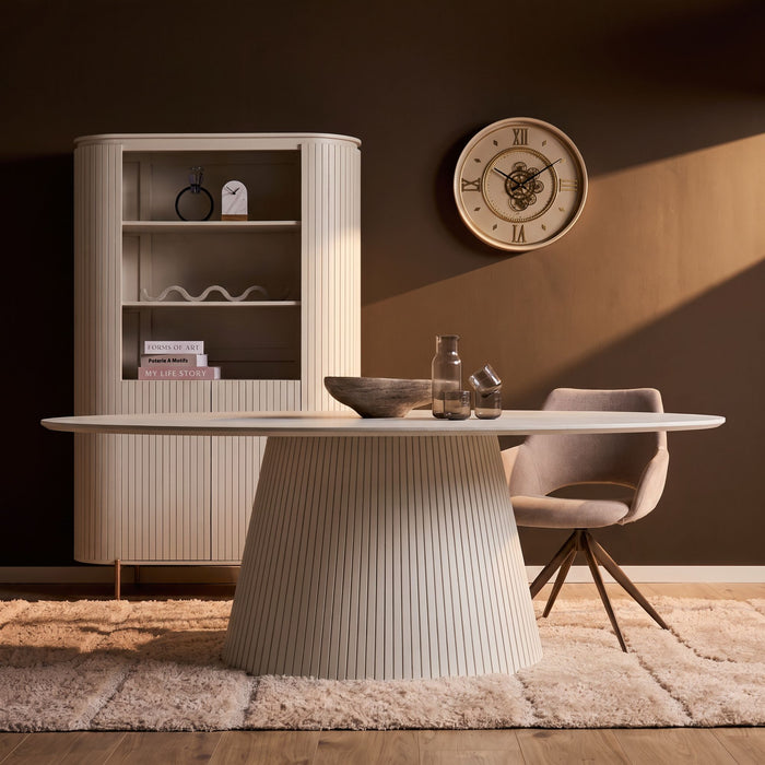 Ovale eettafel Solana van zandkleurig mangohout met een geribbelde voet, 210 cm breed in een stijlvol interieur.