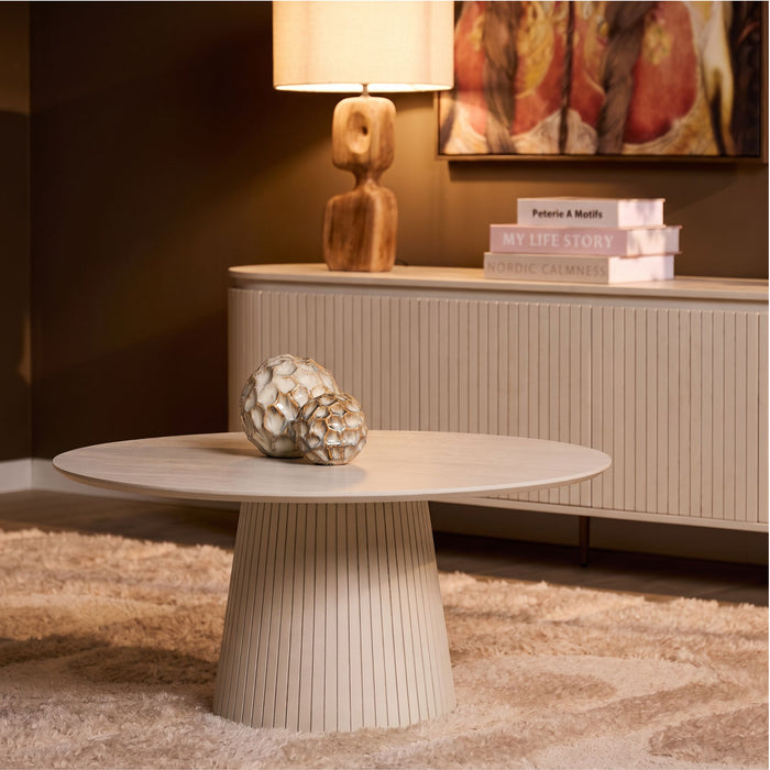Ronde zandkleurige salontafel Solana van mangohout met een geribbelde voet, 80 cm diameter.