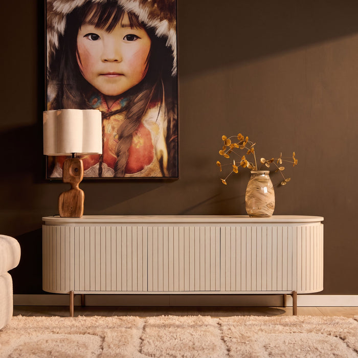 Zandkleurig Solana TV-meubel van mangohout met drie deuren en metalen poten, 165 cm breed.