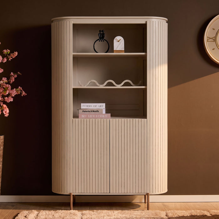 Zandkleurige Solana wandkast van 115 cm met mangohout, twee deuren en drie open vakken in een modern geribbeld design.