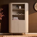 Zandkleurige Solana wandkast van 115 cm met mangohout, twee deuren en drie open vakken in een modern geribbeld design.