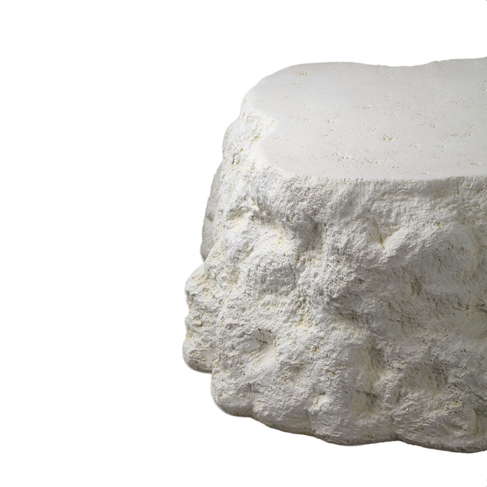 Witte PTMD Haride salontafel van beton met een organische, robuuste rotsstructuur en een glad tafelblad.
