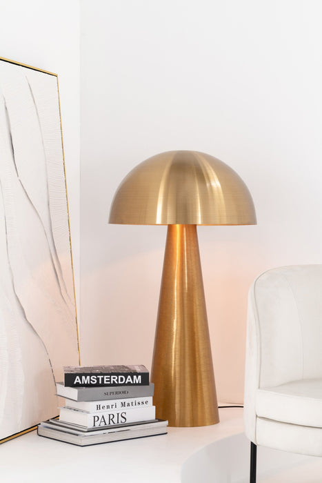 Gouden tafellamp van metaal met een koepelvormige kap en conische voet, 51x95 cm, in een modern interieur.