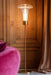 Elegante vloerlamp van 155 cm met transparante glazen kap en slanke gouden voet voor een sfeervol interieur.